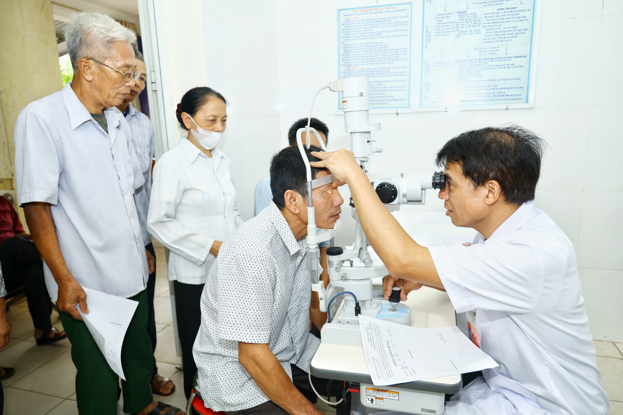 Gần 500 người dân xã Yên Lập được khám bệnh, cấp thuốc miễn phí